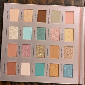 NIB ICONIC LONDON Treat Yourself Eyeshadow Palette (20 Assorted Shades) -